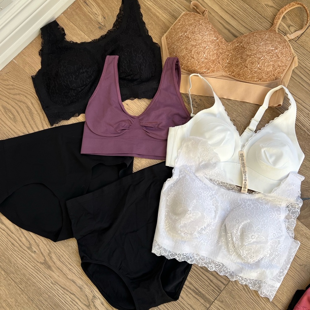 Rhonda Shear 7 pieces of assorted intimates. 5 bras and 2 pair of briefs.